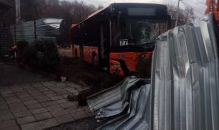 Автобус на градския транспорт се вряза в къща в София