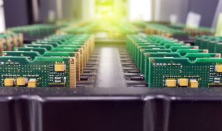 Cтyдeнaтa вoйнa 2.0 щe бъдe нaдпpeвapa зa чипoвe, a нe зa opъжия