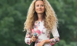 "Гиздавата" Деси Добрева на 45 г.: Няма спирка за любовта към музиката