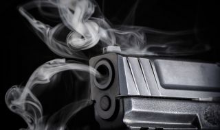 Женски спор със скубане и пистолет за място на опашката в магазин