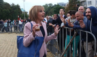 Манолова: Протестите се стимулират с пари