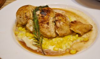 Рецепта на деня: Ароматни пилешки бутчета, пълнени с гъби и сирена
