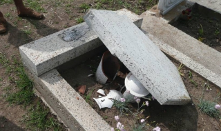 Вандали оскверниха 29 гроба