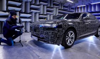 BMW показа как изолира всички външни шумове от електрическата си лимузина (ВИДЕО)