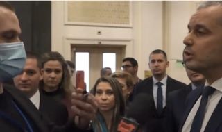 Искри в НС: Сблъсък между Костадин Костадинов и журналист 