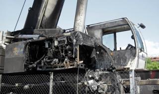 Изгориха крана, демонтиращ паметника до НДК