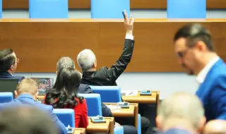Гласуват в 13:10 ч. третия вот на недоверие срещу кабинета "Желязков" 
