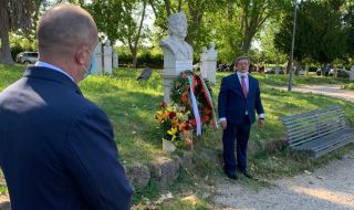 Президентът се поклони пред български герой в Рим