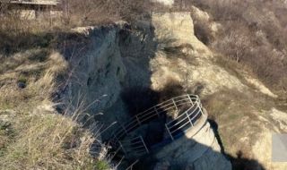 Активизира се свлачище по пътя Балчик-Албена, пропадна и шахта за отводняване