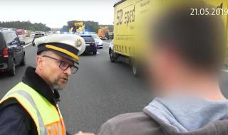 Германски полицай "превъзпитава" зяпачи след катастрофа ВИДЕО