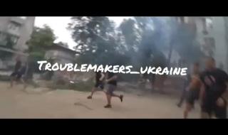 Батални сцени! Украински хулигани обстрелват фенове на ЦСКА с бомби (ВИДЕО)