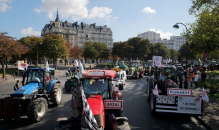 Стотици трактори блокираха улиците на Париж