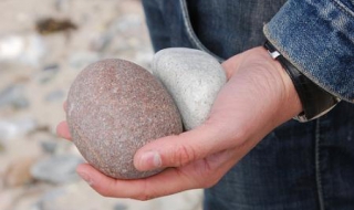 Тийнейджър удря кмет с камък