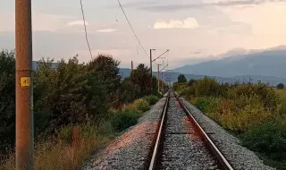 Кражба на електрически проводници спря движението на влаковете между Казичене и Столник