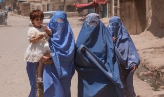 Талибаните забраниха на жените да влизат в ресторанти и да се хранят на открито