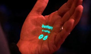 Преносимо устройство, създаващо екран на ръката ви