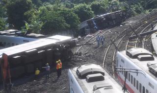 Трагедия в Тайван! Влак дерайлира