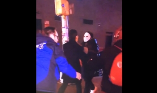 Маскиран нападна репортер в ефир (Видео)