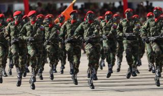 Тревога във Венецуела! Армията остава на границата
