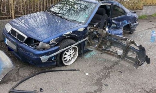 Шофьор мина на червено и се заби в стена (Снимка)