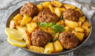 Рецепта на деня: Механджийски кюфтета с картофи на фурна