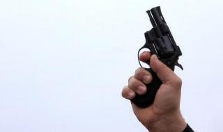 Варненец стреля с пистолет по мъж в магазин
