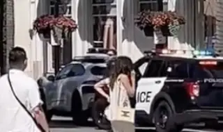 Полицай спря автономен автомобил заради забранен ляв завой, все пак глоба нямаше (ВИДЕО)