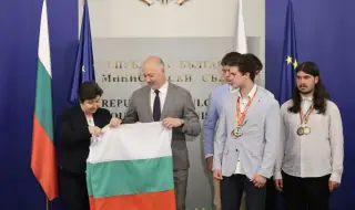 Желязков връчи националния флаг на олимпийските отбори по природни науки 