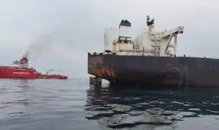 Поразен от украински дронове руски танкер бедства край Ахтопол