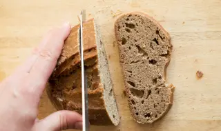 Режем хляба грешно? Обърнете го с дъното нагоре, съветват пекари