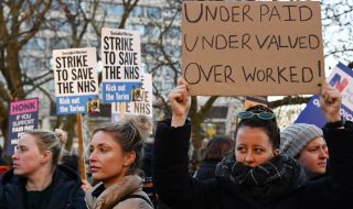 Контрамерки: Британските власти разполагат 1200 войници, които да поемат работата на стачкуващите спешни медици 