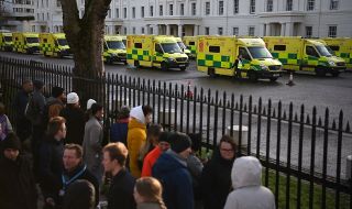 Чакаш по 30 часа за линейка: болниците във Великобритания са в криза