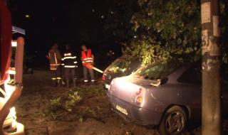 Наводнени улици и потрошени автомобили в Шумен