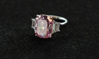 Рядък розов диамант постави рекорд за най-скъп карат (ВИДЕО)