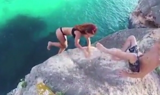 Момче се отдръпна, докато гаджето му пада от скалата (Видео)