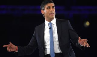 Сунак и Макрон умуват как да преборят нелегалната миграция през Ламанша