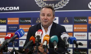 Славиша Стоянович гледа играчи на Олимпия Любляна