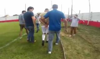 Арестуваха футболист по време на мач (ВИДЕО)