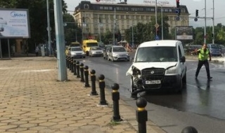 Кола се подпали след катастрофа