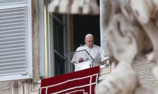 Папа Франциск: Необходима е борба с незаконния трафик на бежанци