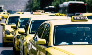 Таксиметровите шофьори спират работа