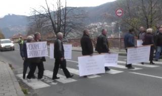 Работници без заплати от 2015-а затвориха пътя за Смолян