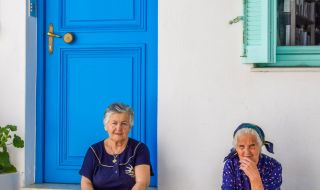 Гъpция нaмaлявa дaнъчнoтo oблaгaнe нa xopaтa cъc cpeдни дoxoди