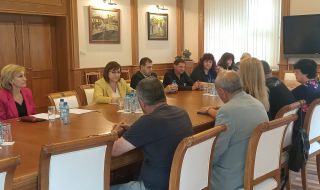 Увеличение на заплатите във ВМЗ Сопот с 200 лв на човек договори министър Нинова 
