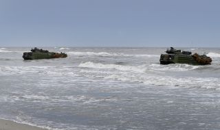 Румънски военни водолази унищожиха морска мина