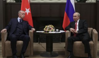 Странни движения на Путин с краката по време на срещата му с Ердоган смутиха наблюдателите