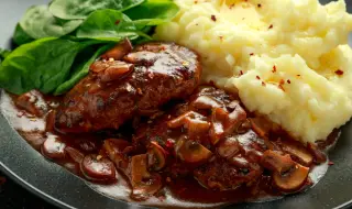 Рецепта на деня: Солсбъри стек със сочен гъбено-лучен сос