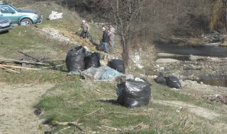 Доброволци почистиха коритото на река Места край Белица