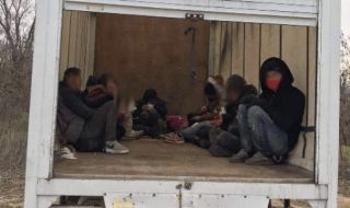 4-ма трафиканти и над 20 мигранти бяха заловени до Нови хан