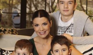 Кали бие децата си